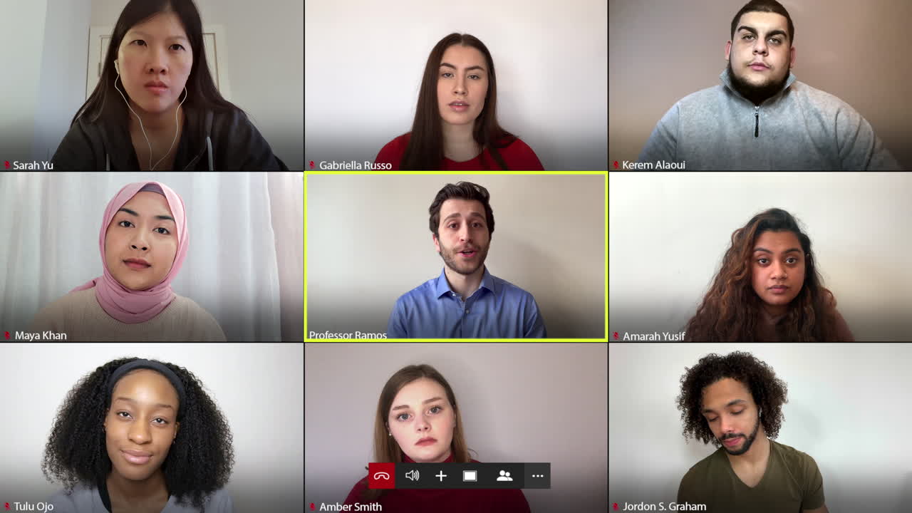 교수는 온라인 강의에서 8명의 학생을 가르친다