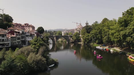 Wunderschönes-Stadtbild-Mit-Alter-Mittelalterlicher-Steinbrücke-Der-Amarante-stadt,-Luftdrohnenansicht