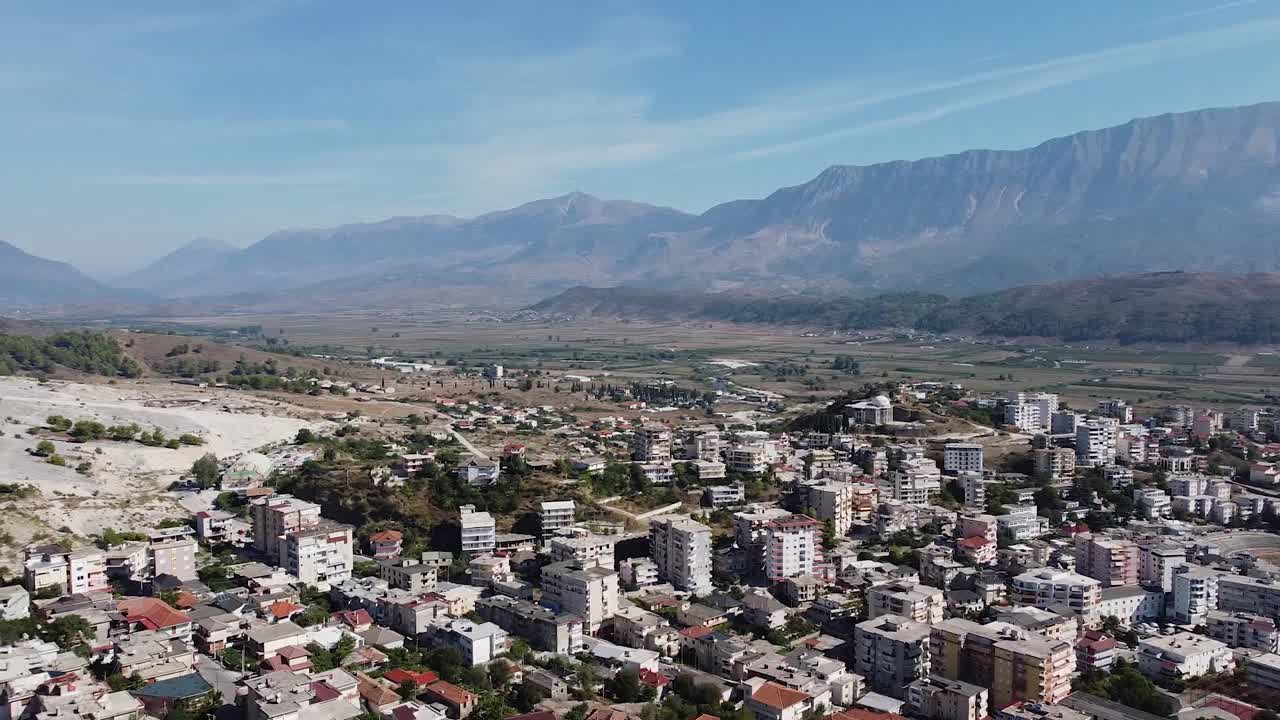 vista aérea del pueblo en albania con cordillera en el fondo, europa