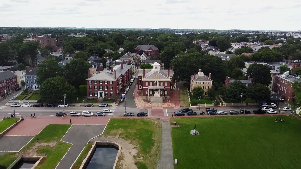 매사추세츠 주 세일럼의 세관에 접근하는 공중 영상