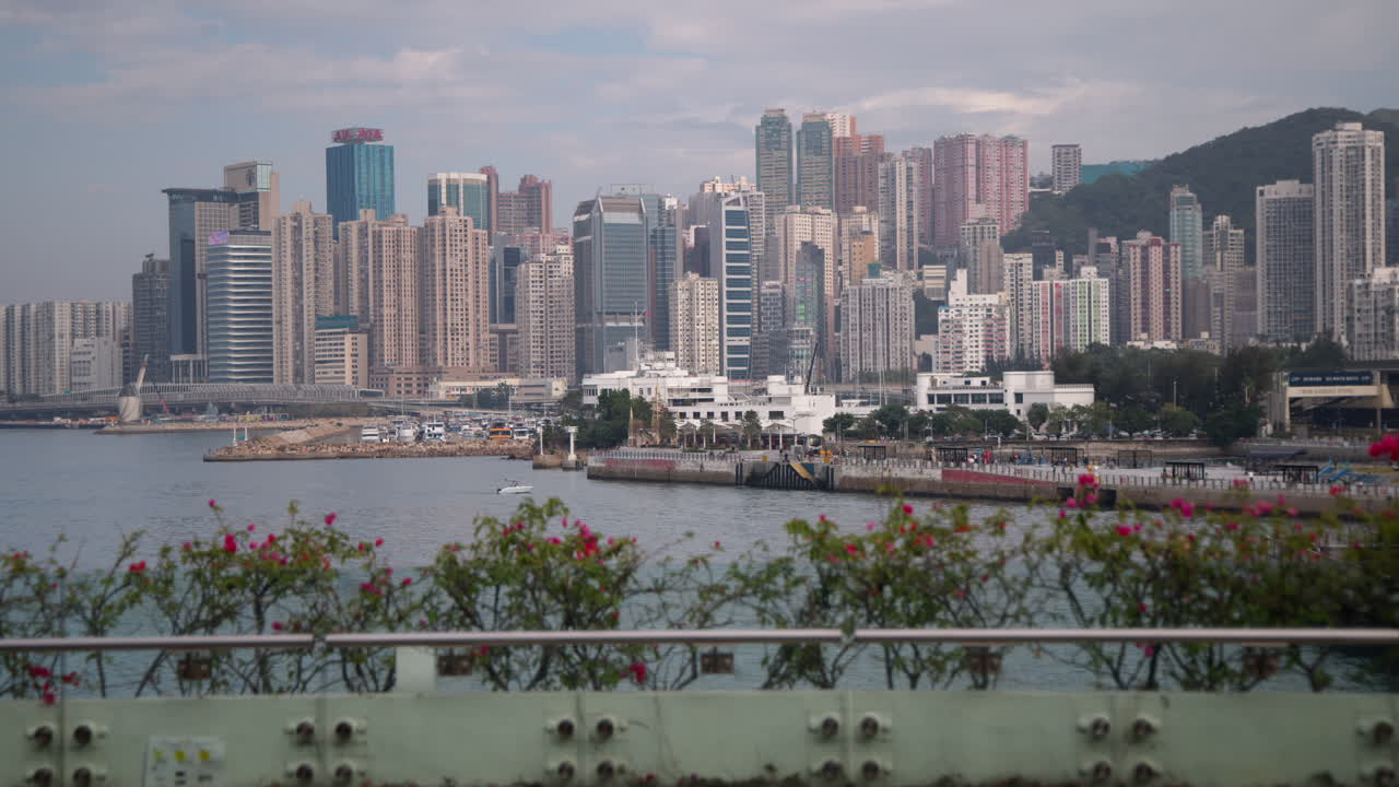el animado puerto de hong kong muestra un horizonte impresionante lleno de altos rascacielos y bulliciosas actividades frente al mar.