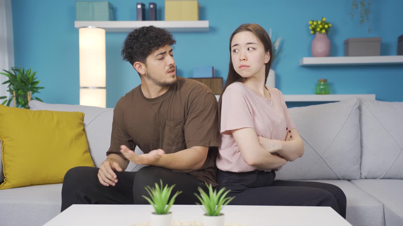 젊은 연인들은 분노하고 말하지 않습니다.