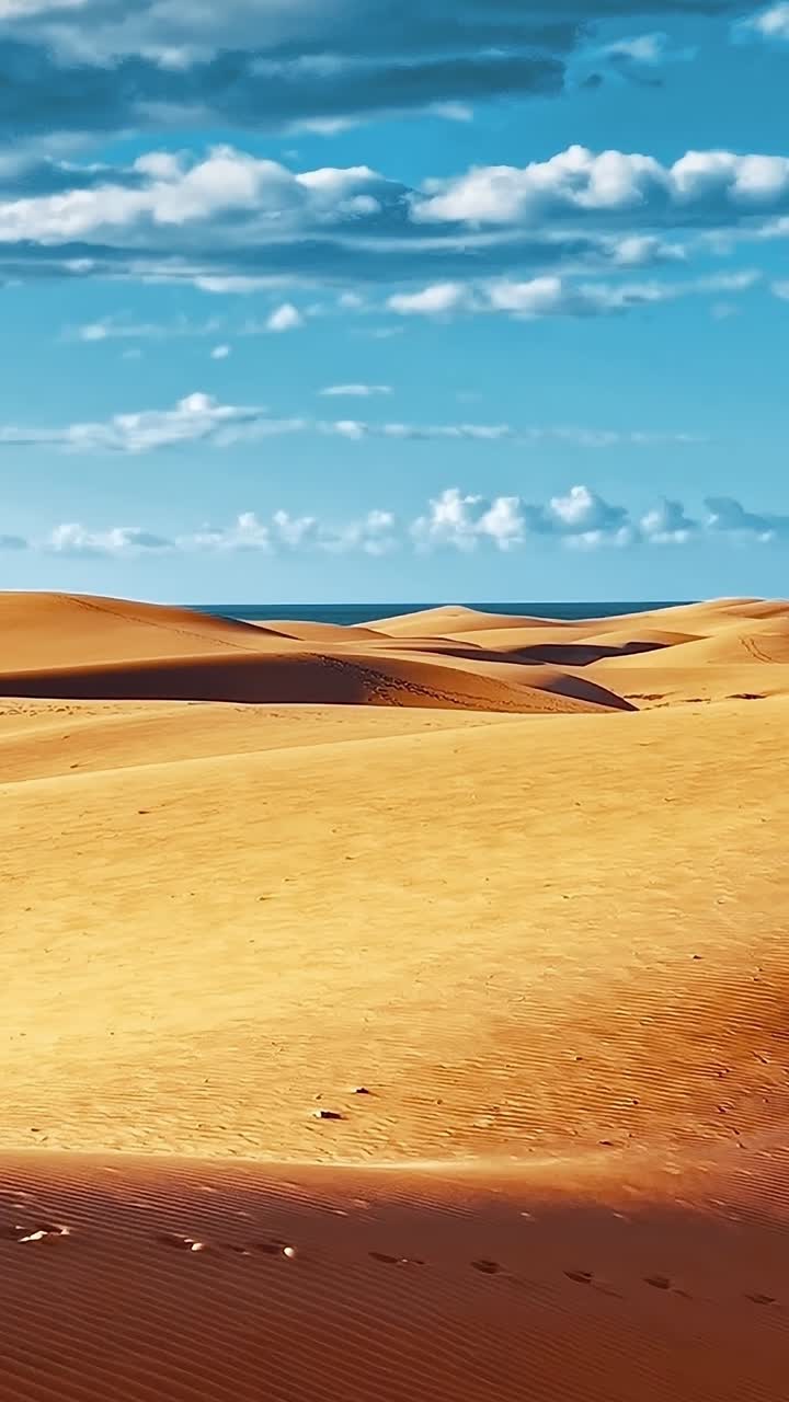 Esplora le dune di sabbia dorate di Gran Canaria in Spagna dall'alto