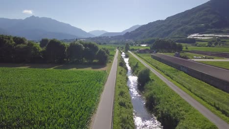 Luftpanorama-Eines-Radfahrers-Mit-Blick-Auf-Das-Sugana-Tal,-Italien