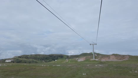 Seilbahn-Gondel-Tourismus-Sehenswürdigkeiten-Transport-Mit-Blick-Auf-Den-Malerischen-Bergtalhang