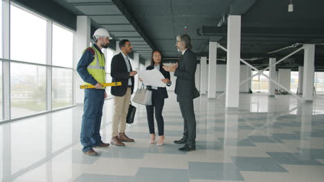 reunión en el sitio de construcción