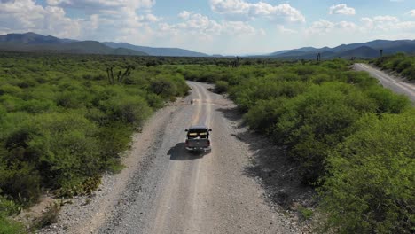 dron siguiendo un camión conduciendo a través del típico paisaje natural mexicano