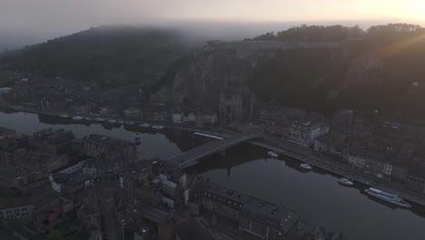 Amplia-Vista-De-La-Famosa-Ciudad-De-Dinant-Cerca-Del-Río-Mosa,-Aérea