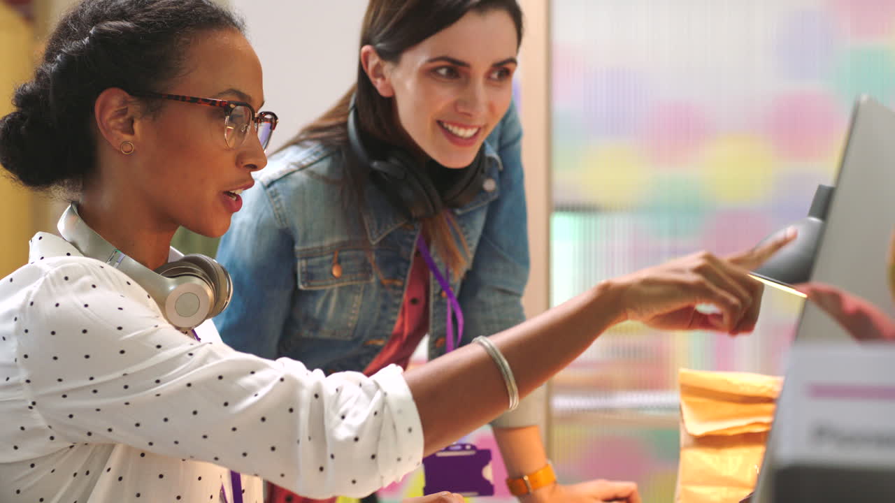 gerente que planea un diseño web con un diseñador