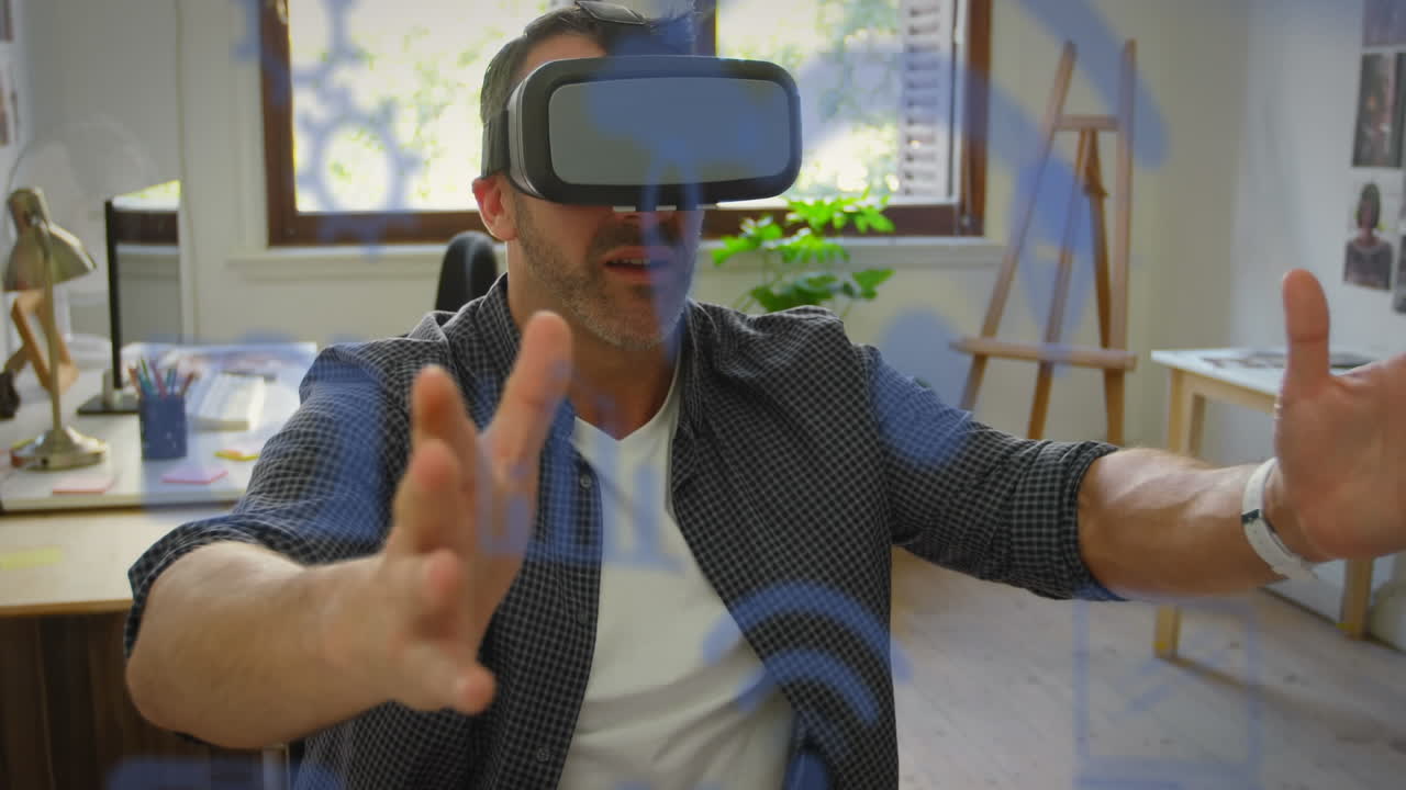 Icone digitali blu multiple che fluttuano contro un anziano caucasico che indossa un visore VR a casa