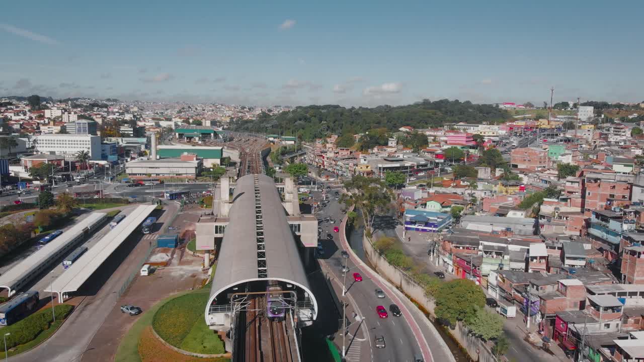 Immagine aerea del paesaggio - Volo sopra la ferrovia della metropolitana in una favela nel distretto di Capão Redondo, città di São Paulo in Brasile.
