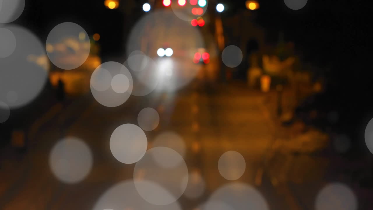 animación de luz bokeh sobre escena callejera nocturna borrosa con semáforos