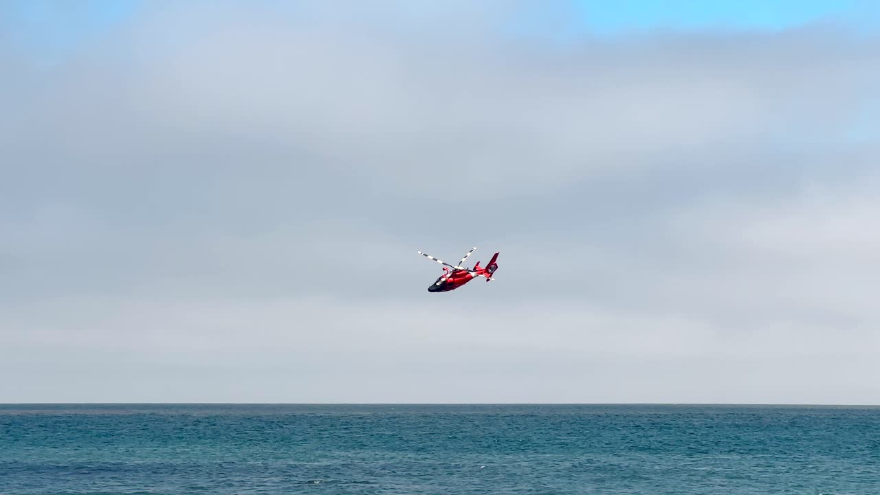 вертолет береговой охраны сша в тренировочной или поисковой миссии над тихим океаном