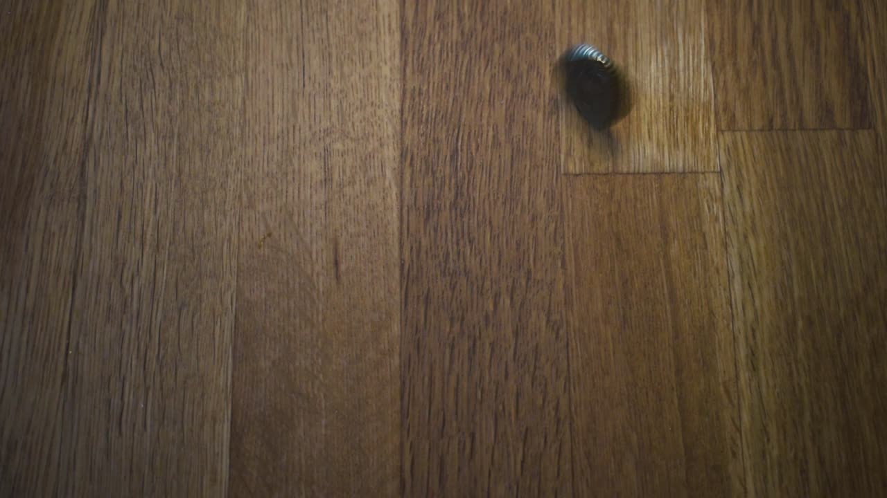 moneda giratoria sobre una mesa de madera-10