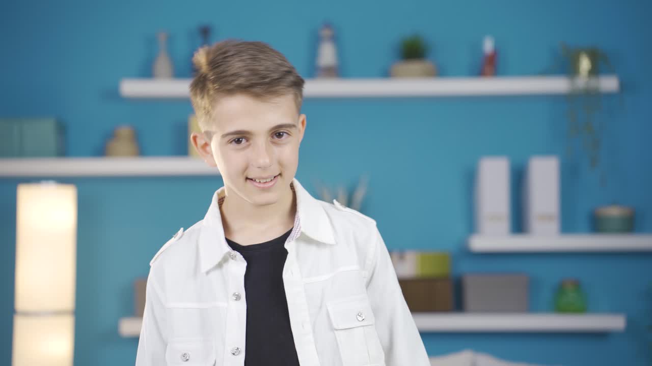 el chico feliz sonríe a la cámara.