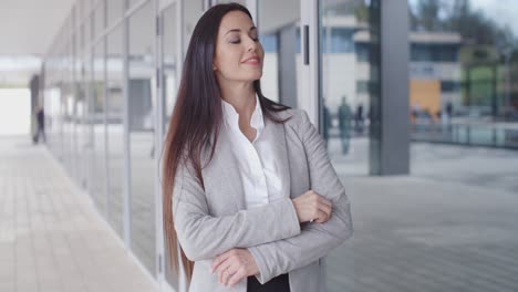 Confident-business-woman-with-folded-arms