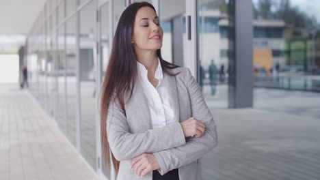 mujer de negocios confiada con los brazos cruzados