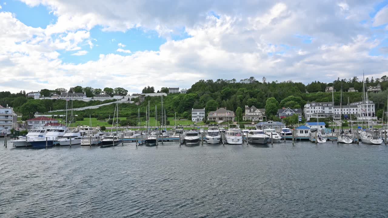 요새와 항구의 전망을 가진 페리로 매키나크 섬을 떠나는 이 이들릭 탈출