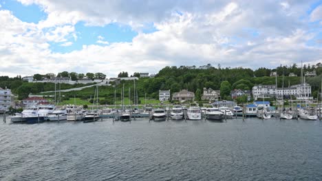 Saliendo-De-La-Isla-Mackinac-En-Ferry-Con-Vistas-Del-Fuerte-Y-El-Puerto-En-Esta-Escapada-Idílica