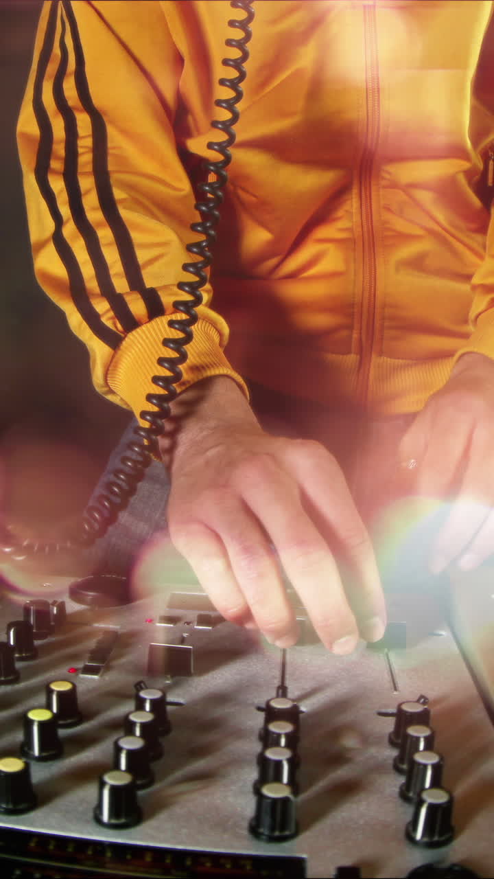 dj masculino detrás de los tocadiscos en vertical