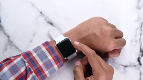 persona con un reloj inteligente blanco