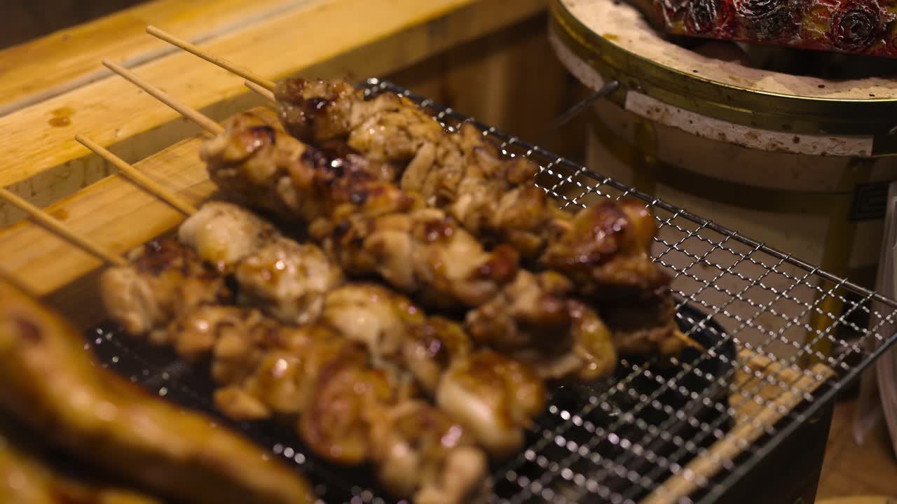 나무 석탄 그릴 위 에서 고기 를 조리 하는 스피어