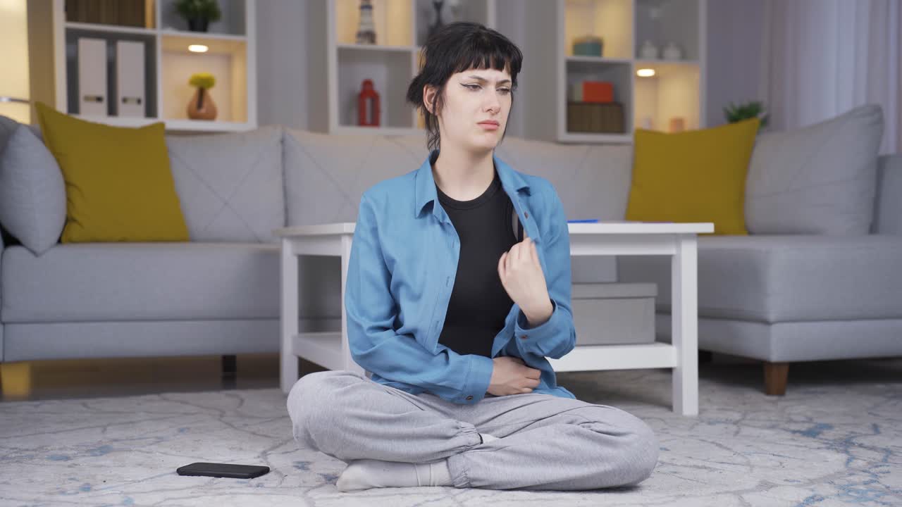 ⁇ 을 흘리는 젊은 여자는  ⁇ 새가 나고 모욕적입니다.