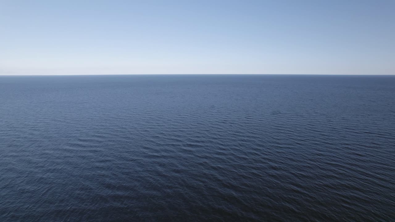 깊은 푸른 바다의 물은 흐름과 바람에서 파동을 일으키고,  빈 자연의 배경입니다.