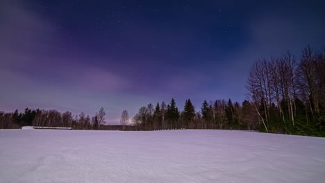 Aurora-Boreal-Vibrante-Sobre-El-Paisaje-Rural-De-Invierno,-Lapso-De-Tiempo-De-Fusión-A-La-Noche-Oscura