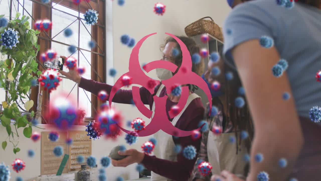 코로나19 세포와 생물 위험 상징이 셀카를 찍는 다양한 여성 도자기 제작자 그룹을 상대로