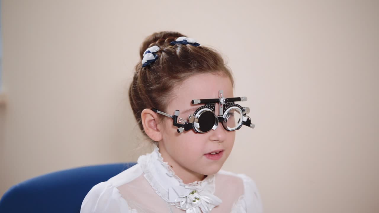 niña que se somete a un examen ocular