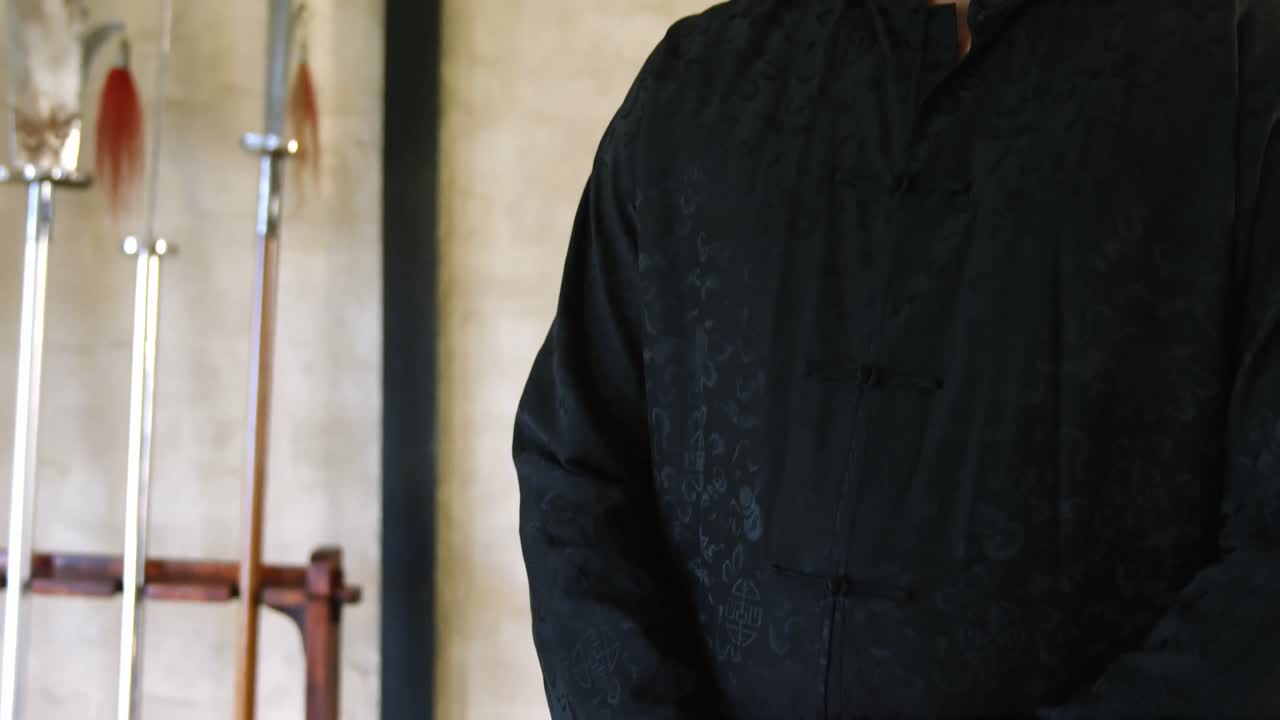 ⁇ 푸 파이터가 피트니스 스튜디오 4k에서 포즈를 취하고 있습니다.