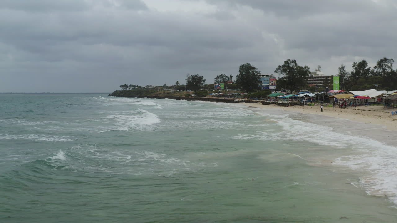 탄자니아 다르에스살람의 코코 해변 해안에 부서지는 큰 파도