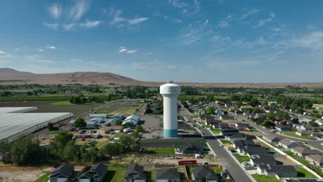 Toma-Amplia-De-La-Combinación-De-Torre-De-Agua-Y-Torre-De-Telefonía-Móvil-De-Benton-City.