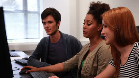 Estudiantes-Trabajando-Juntos-En-La-Sala-De-Computadoras