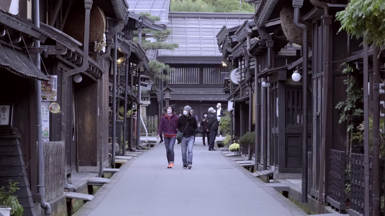 Ludzie spacerujący po starych ulicach Takayamy w Japonii