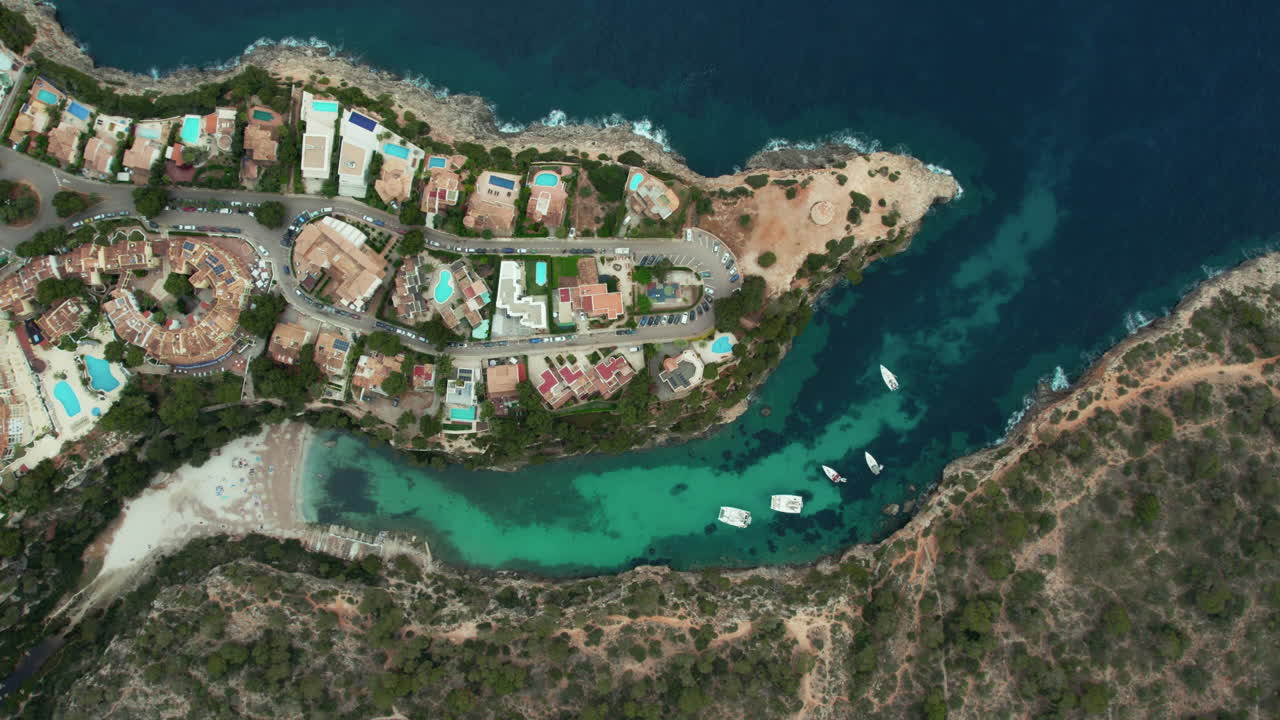 칼라 피 해변 - 스페인 마요르카 에 있는 푸르키즈색 바다 를 가진 조용 한 만