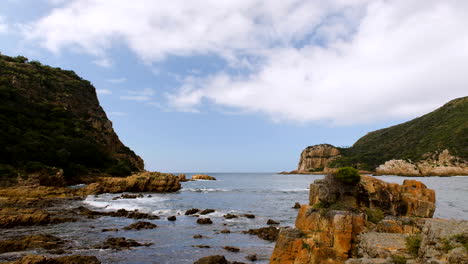 küstenansicht der köpfe, wo die knysna lagunenmündung auf den ozean trifft