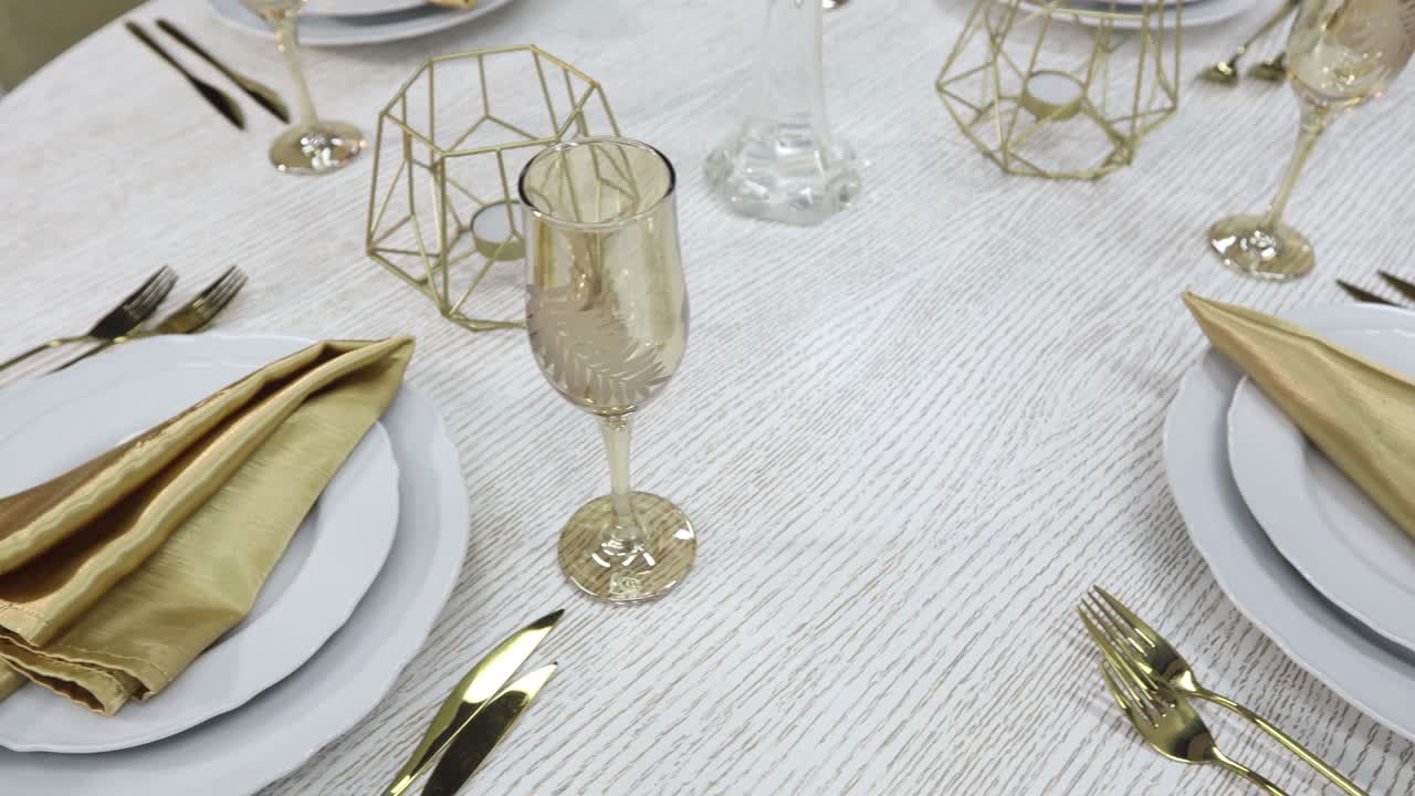 sirviendo en el estilo dorado de una mesa redonda en cuatro