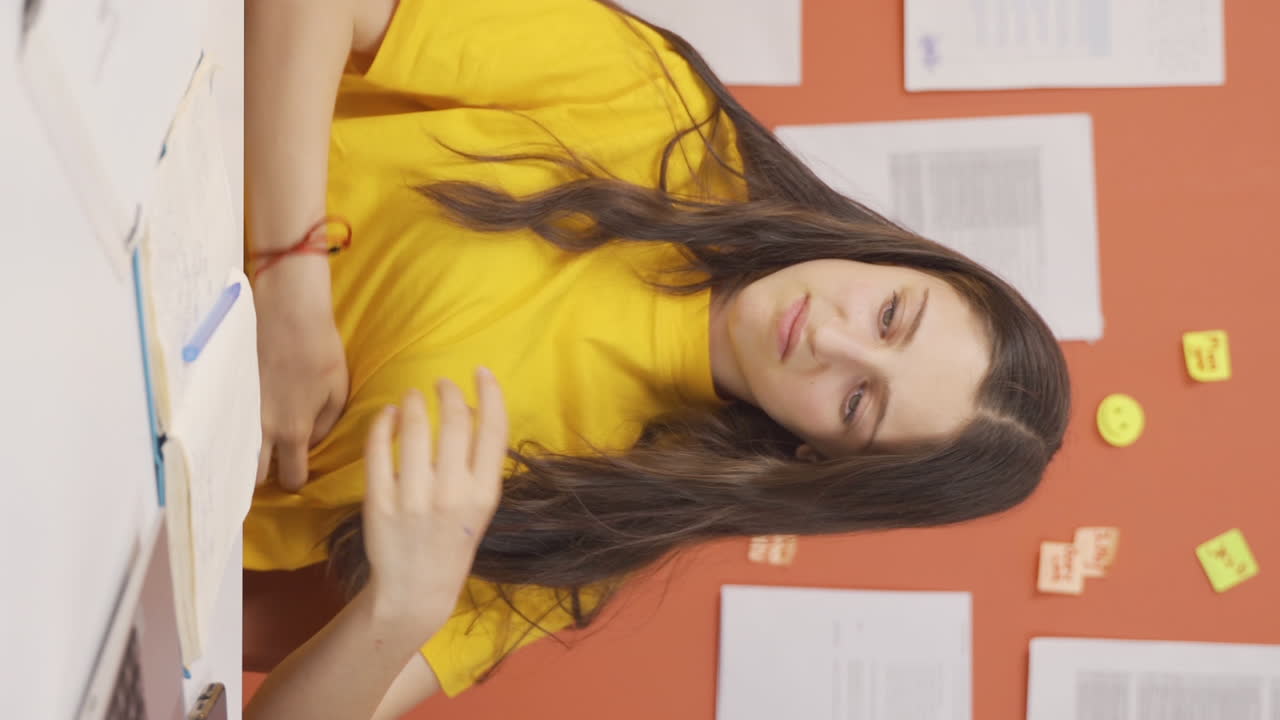 vídeo vertical de una niña en una condición alérgica pica.