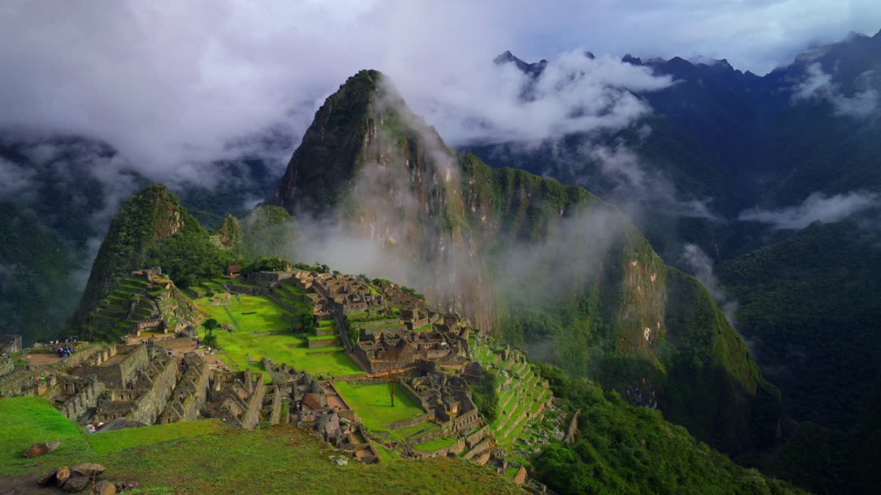 Machu Picchu del Perù, sito patrimonio dell'umanità, santuario, tempio Inca, paesaggio mattutino, nuvole basse, strato di nebbia, Monte Huayna Picchu, Circuito del Sentiero Inca, Aguas Calientes, Ande peruviane, vista ampia.