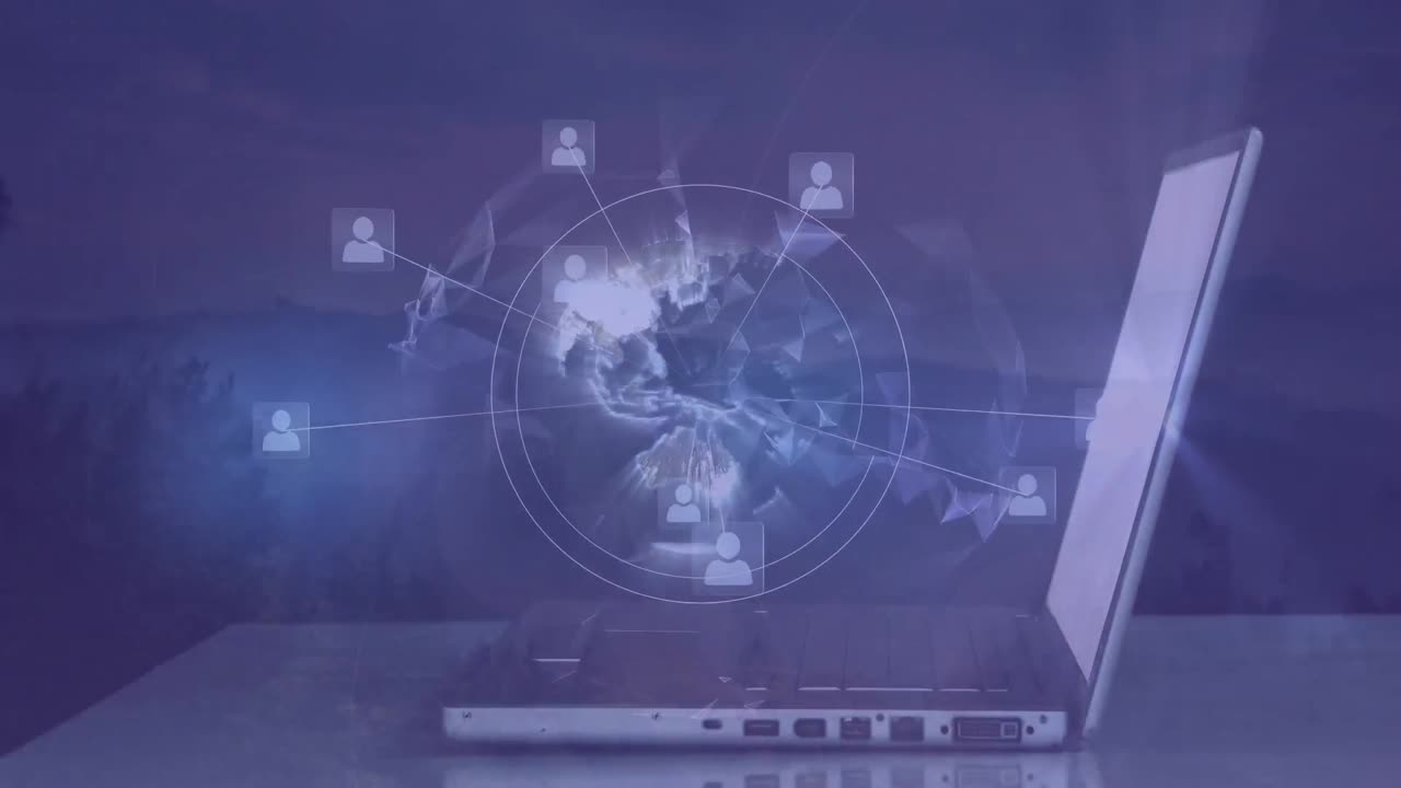 animación del globo girando con iconos sobre un hombre de negocios trabajando en una computadora portátil