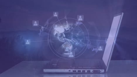 animación del globo girando con iconos sobre un hombre de negocios trabajando en una computadora portátil