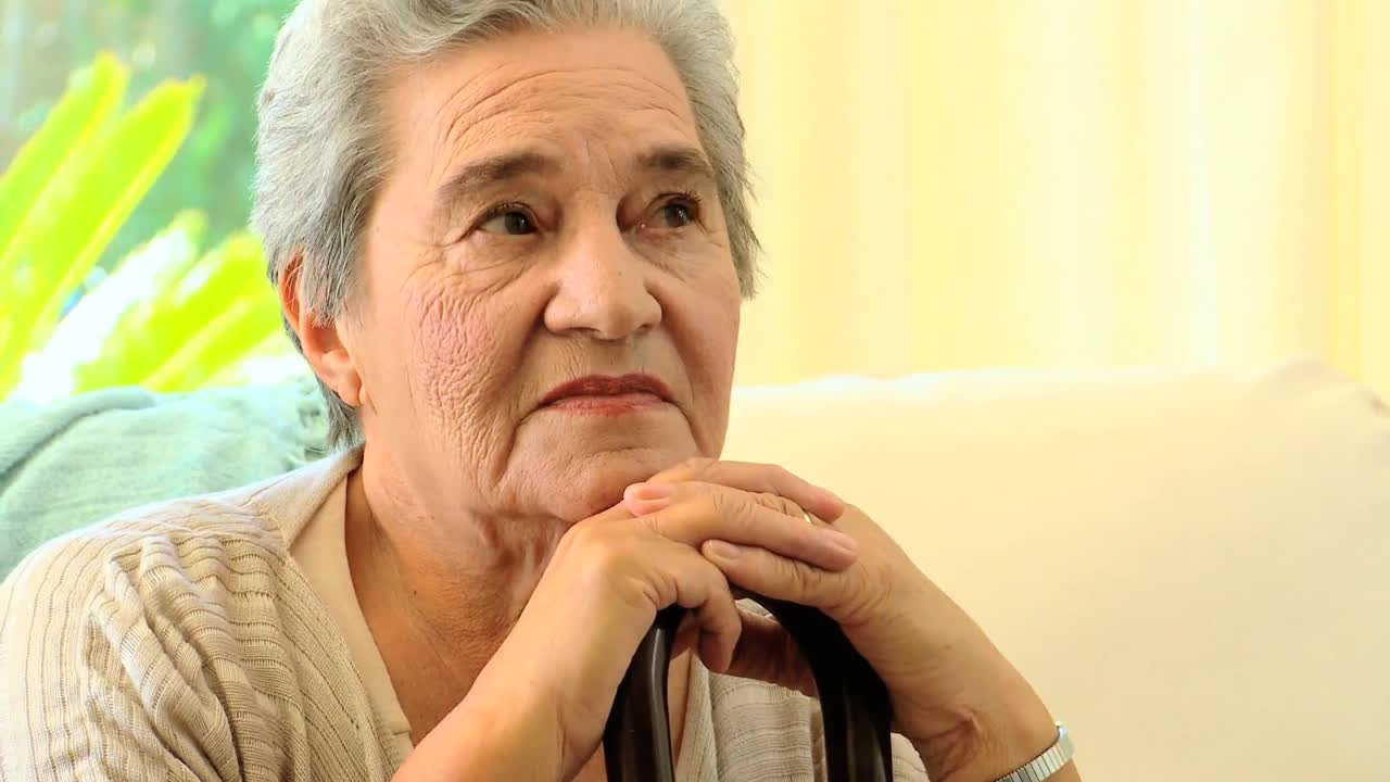 사려 깊은 노인 여성