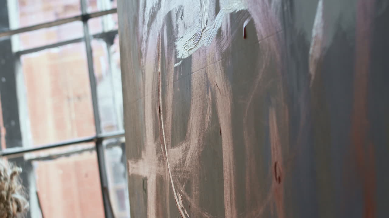 실내에서 예술가 그림을 그리는