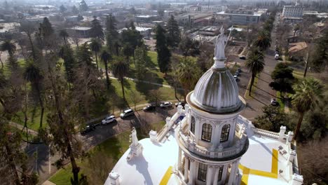 Aerial-Merced-County-Courthouse-In-Merced,-Kalifornien