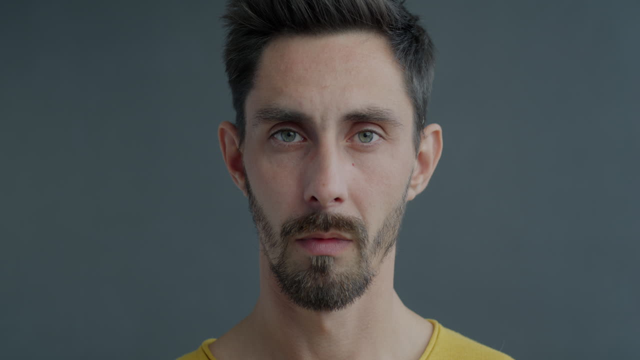 Uomo che indica la sua testa