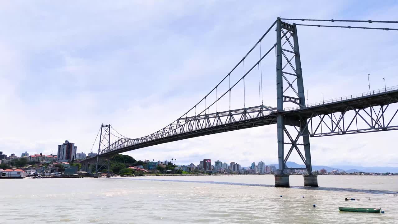 플로리아노폴리스의 헤르실리오 루즈 다리의 드론 뷰