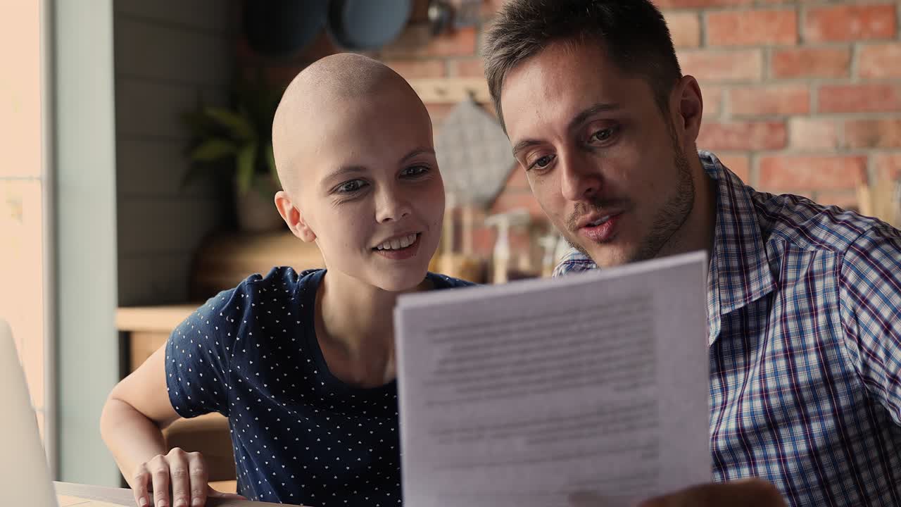 mujer calva su marido leyendo los resultados de las pruebas de salud celebrar la remisión