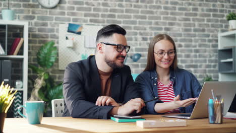 colaboración empresarial en la oficina moderna
